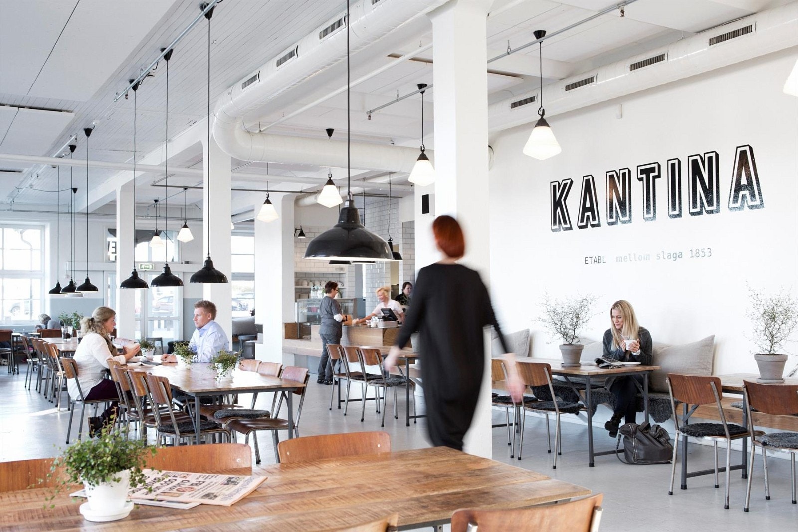 Noen minutter gange fra boligen kan en nyte en kopp kaffe på Devoldfabrikken - Foto: Kristin Støylen Galleribilde