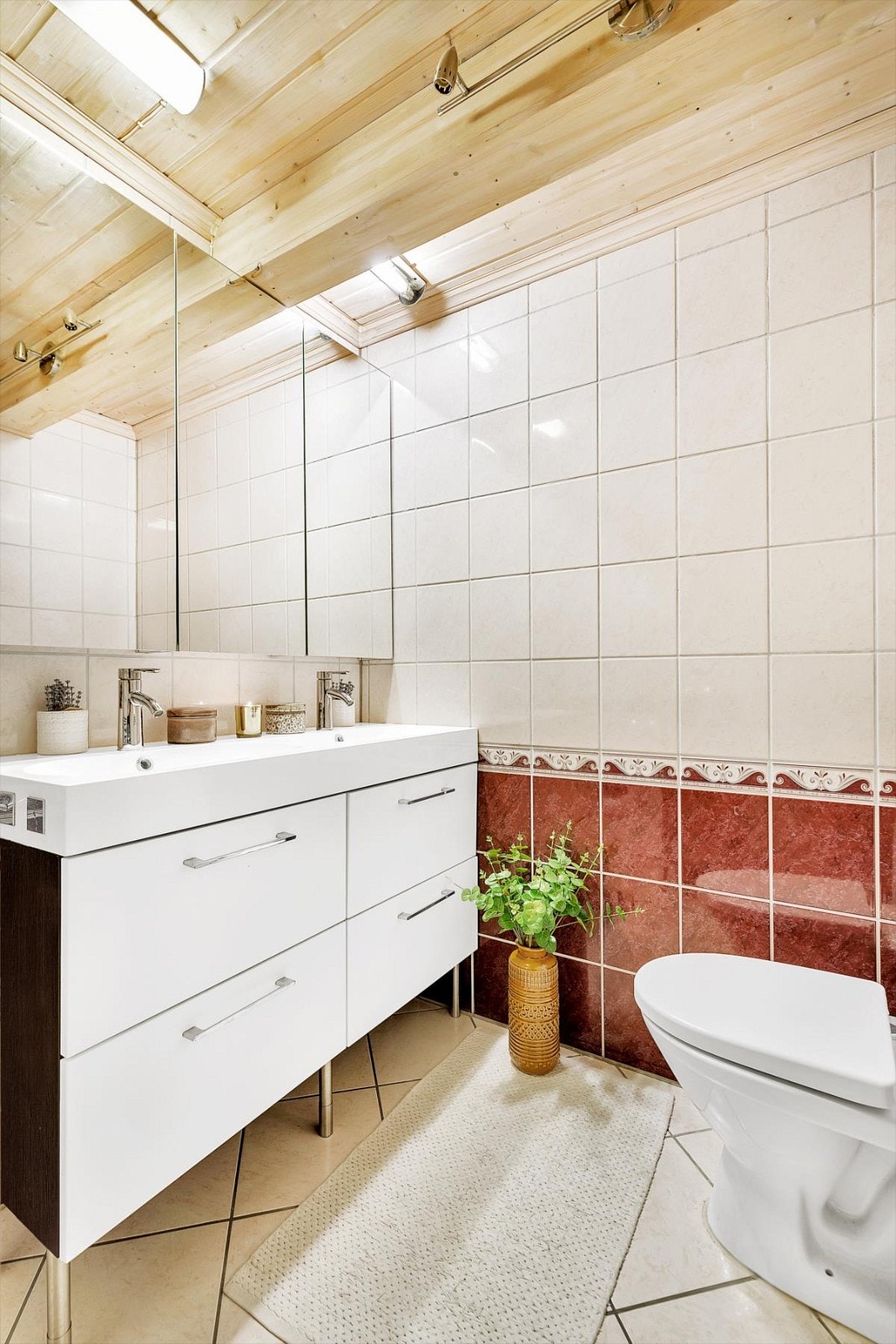 Flislagt og funksjonelt bad med lys innredning og varmekabler på gulv Galleribilde