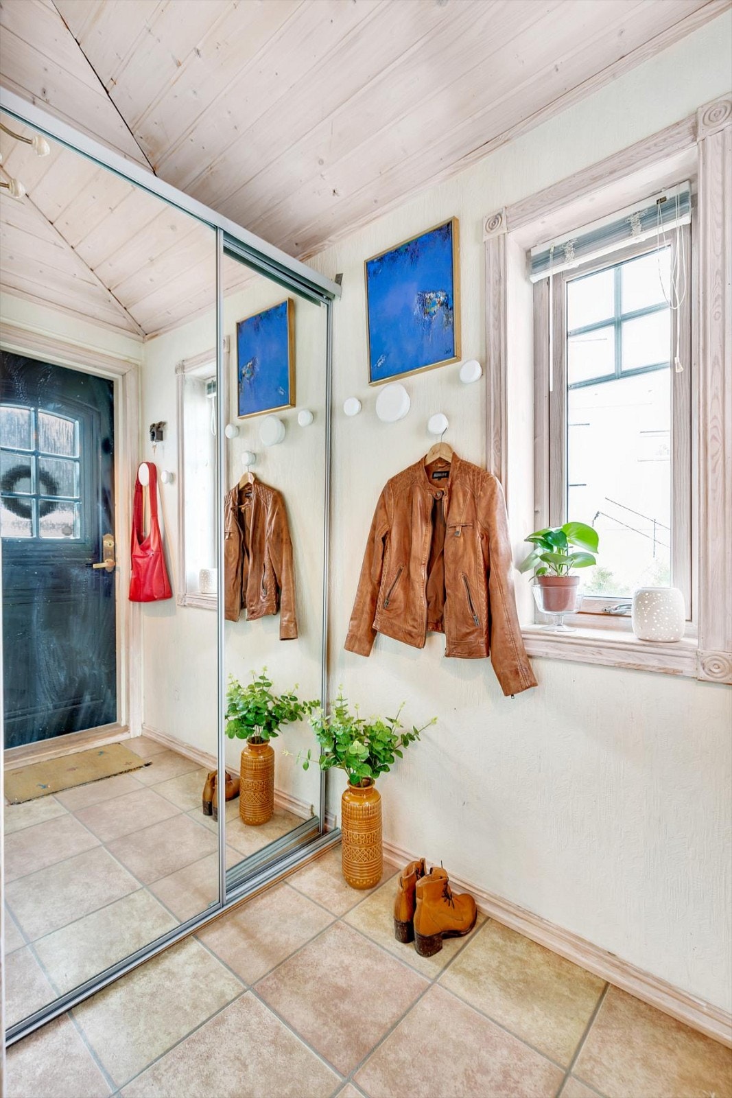 Inngangsparti med skyvedørsgarderobe Galleribilde