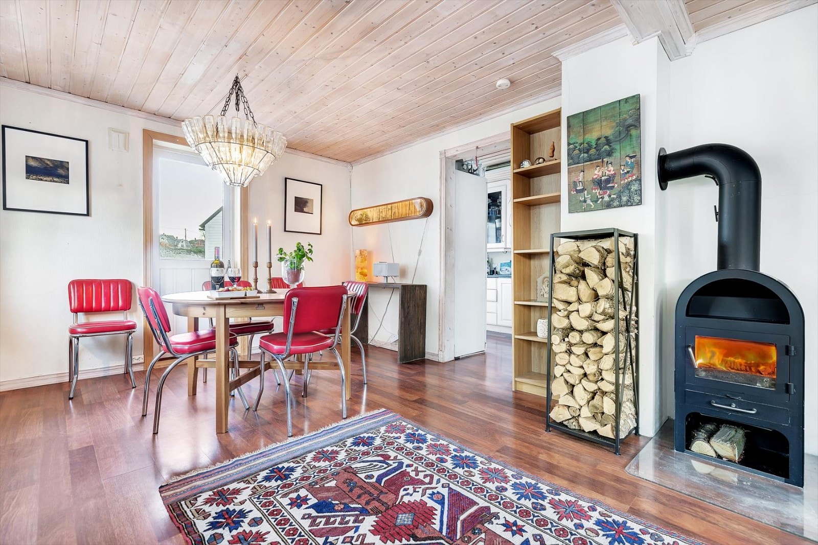 Stue sett mot kjøkken og utgang til hage Galleribilde