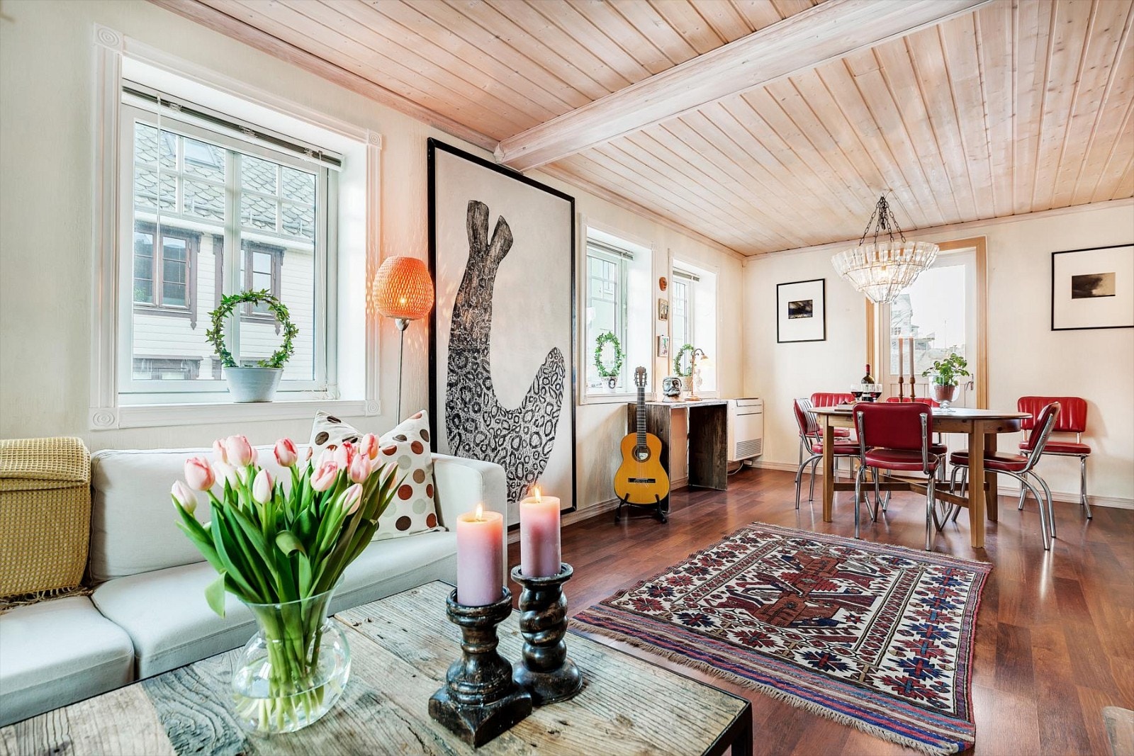 Lys stue og spisestue med utgang til hage Galleribilde