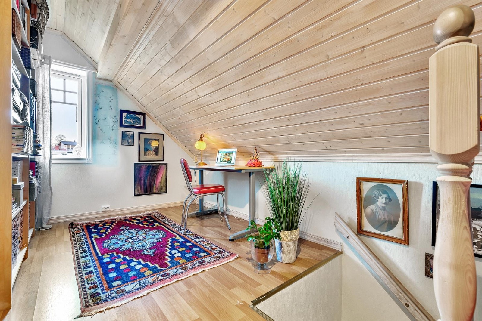 Trapperom i loftsetasjen fungerer fint som arbeidsrom Galleribilde