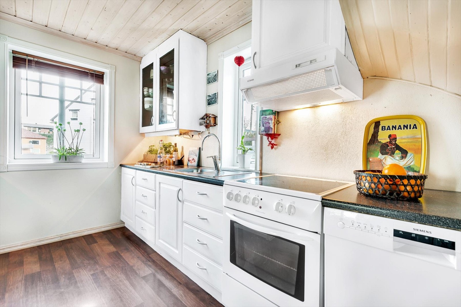 Lyst hvitmalt kjøkken Galleribilde