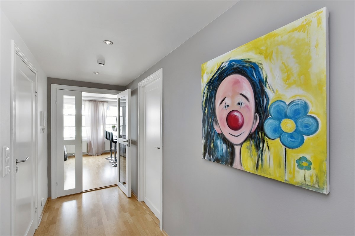 Entreen gir et meget godt førsteinntrykk av leiligheten med innfelte downlights i himling, åpen garderobeløsning på den ene veggen og skyvedørsgarderobe på den andre. Galleribilde