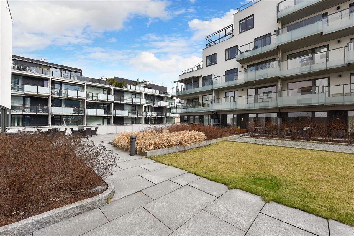 Felleseiendommen er pent opparbeidet med steinbelagte internveier og diverse beplantning. Galleribilde