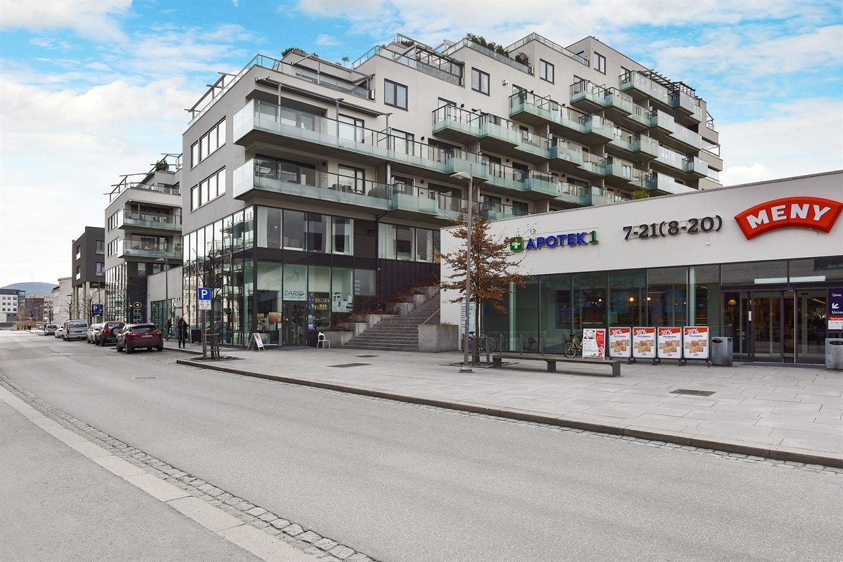 På gateplan, med hovedinngang fra hus A er en stor moderne Menybutikk med rikt og assortert vareutvalg. Galleribilde