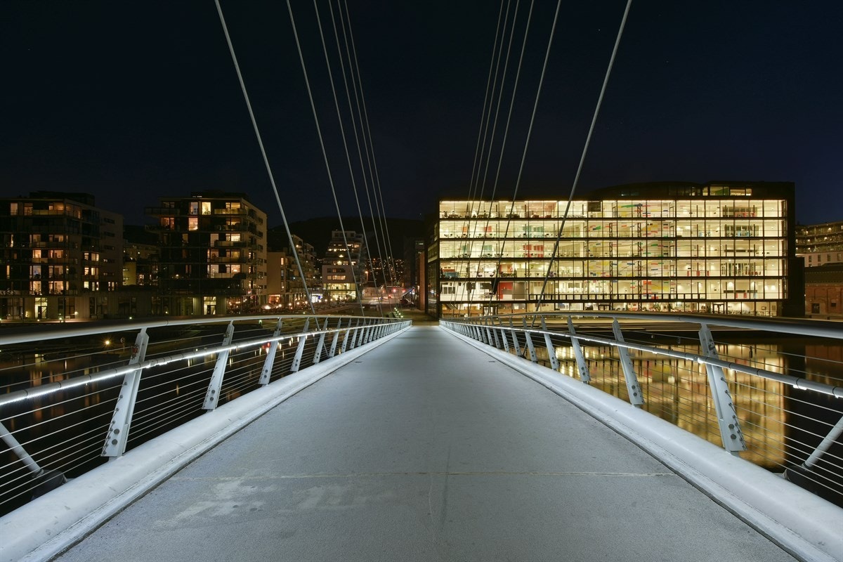Ved å spasere over Ypsilon har Bragernes ytterligere tilbud gjennom Drammen park med sitt nyåpnede aktivitetsområde, Teateret og handelssentrum med gågatene. Galleribilde