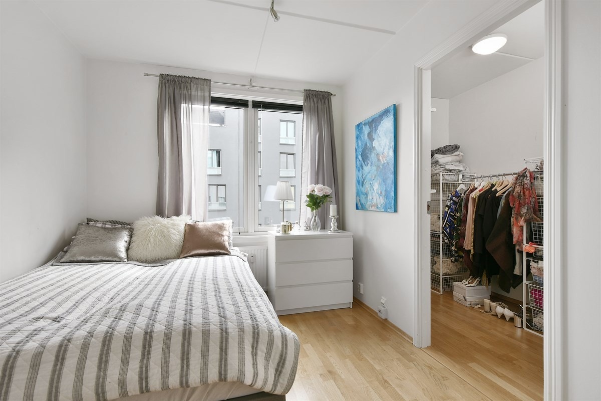 Soverom 2 med direkte tilknytning til et walk-in-closet. Galleribilde