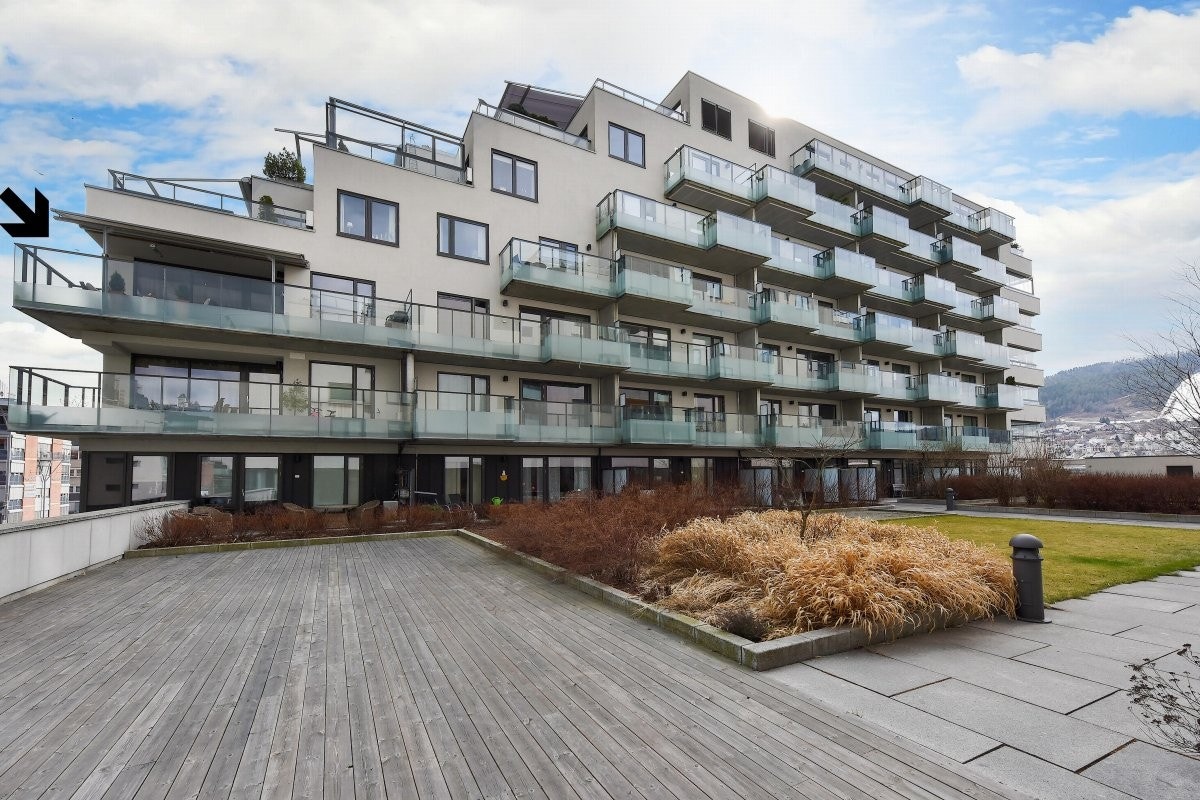 Leiligheten har en koselig utsikt, garasjeplass og heis til leilighetsplan. Endeleiligheten har 3 soverom og 2 bad. Pluss-bolig for deg som vil ha høyere standard og en enklere hverdag! Galleribilde