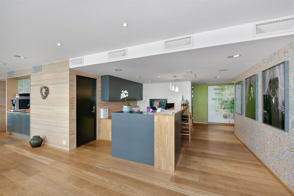 Serviceområdet inneholder bl.a. bemannet lobby, selskapsrom med kjøkken, gjesterom og treningsrom. Galleribilde