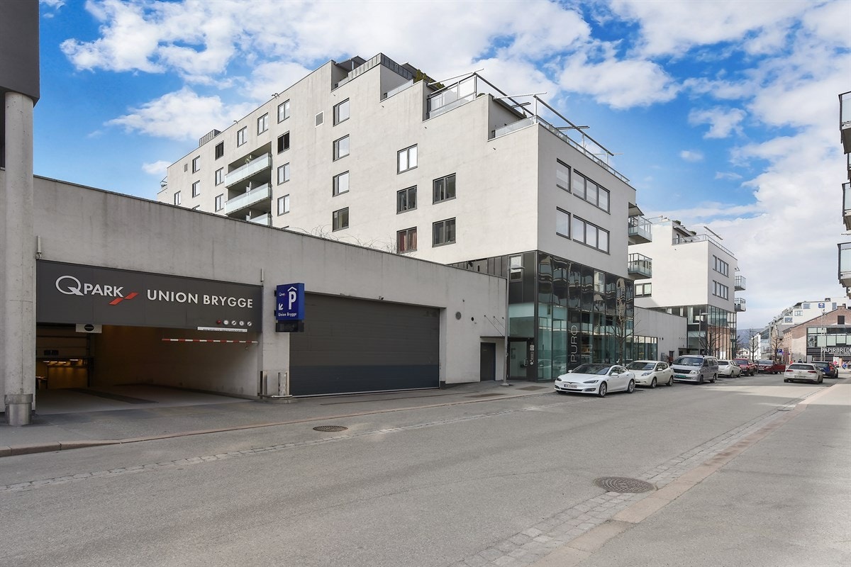 Det medfølger en parkeringplass i felles garasjeanlegg med videoovervåking. Det er også mulighet for leie og kjøp av parkeringsplass etter venteliste. Galleribilde