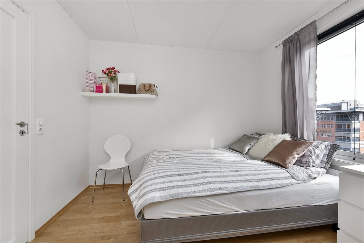 Soverom 2 med direkte tilknytning til et walk-in-closet. Galleribilde