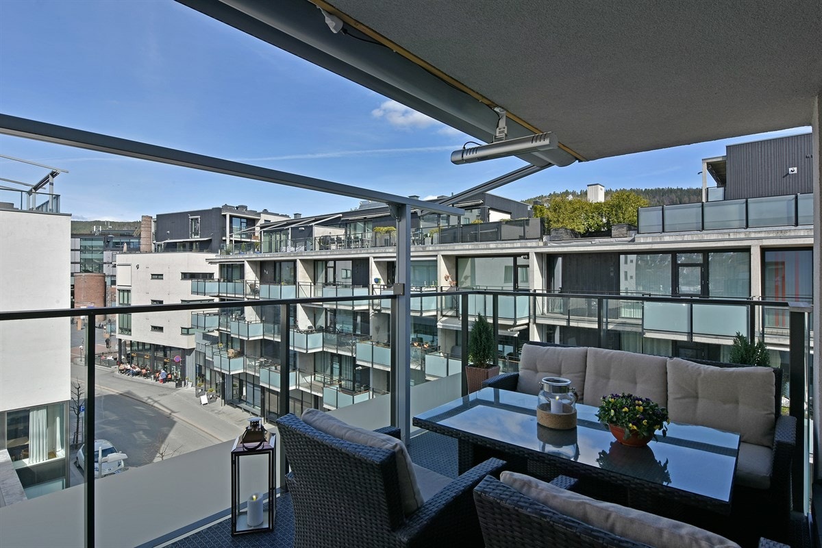 På varme sommerdager fremstår verandaen som en fin forlengelse av stuen med god plass for sittegruppe, grill og middagsgjester. Galleribilde
