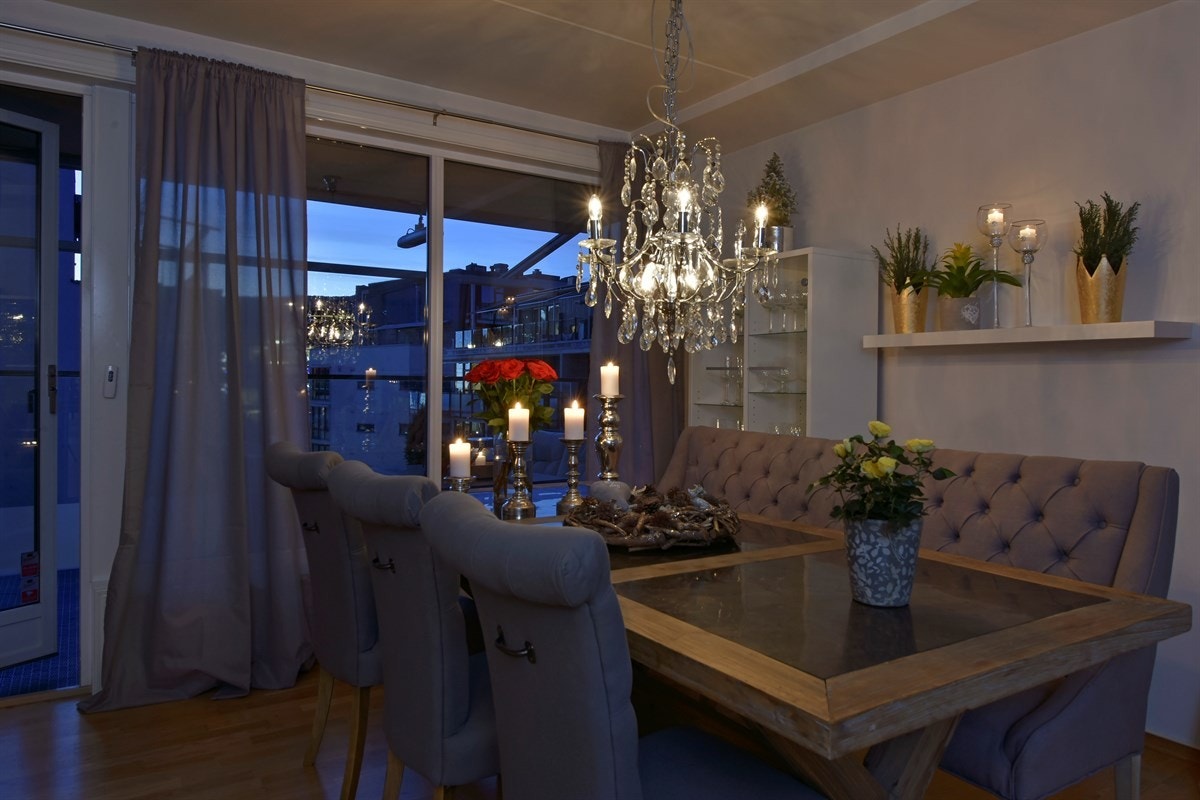 Fra stuen er det utgang til en solrik veranda. Galleribilde