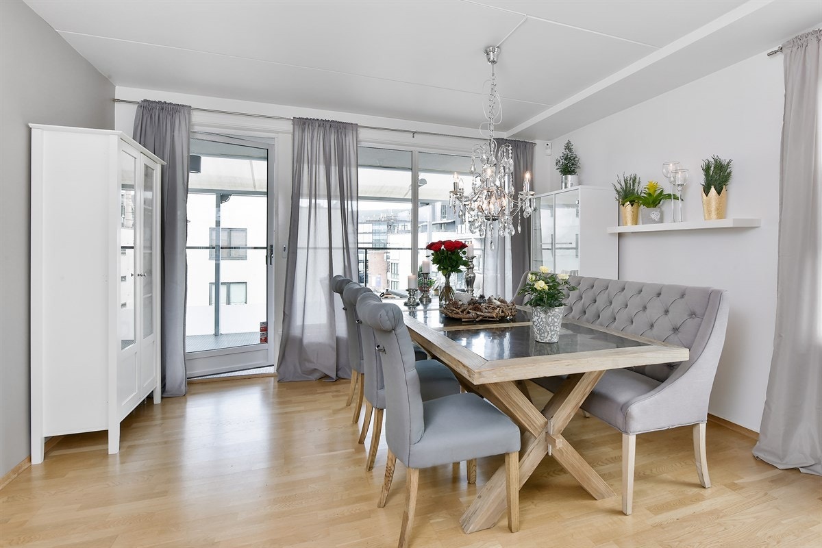 Leiligheten har også plass for spisebord. Galleribilde