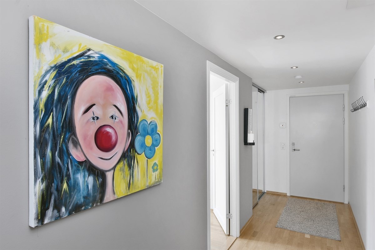 Rommet er for øvrig holdt i et harmonisk fargevalg og eikeparkett, noe som er gjennomgående for boligen. Galleribilde