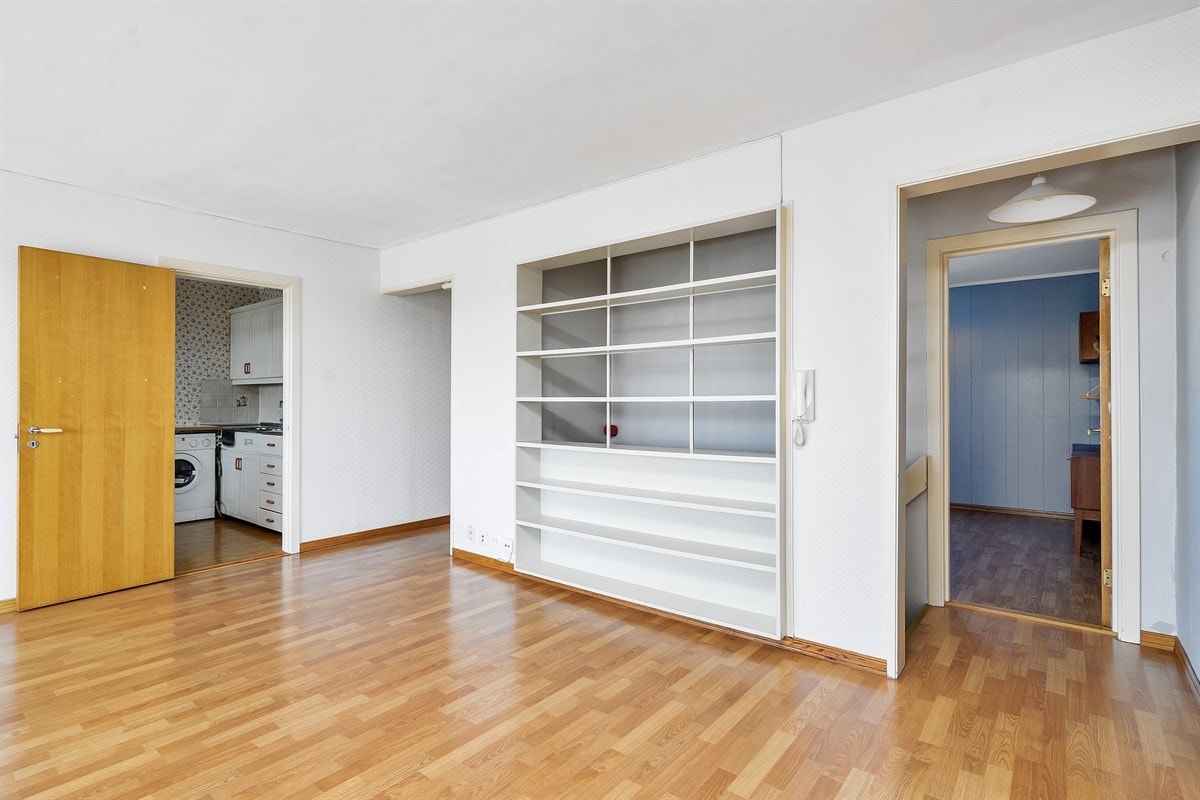 Tinnheia - Stor gjennomgående leilighet med nydelig sjøutsikt og solrik innglasset veranda. Moderniseringsbehov - Exbo Eiendomsmegling v/ Daglig leder Terje Skaara Galleribilde