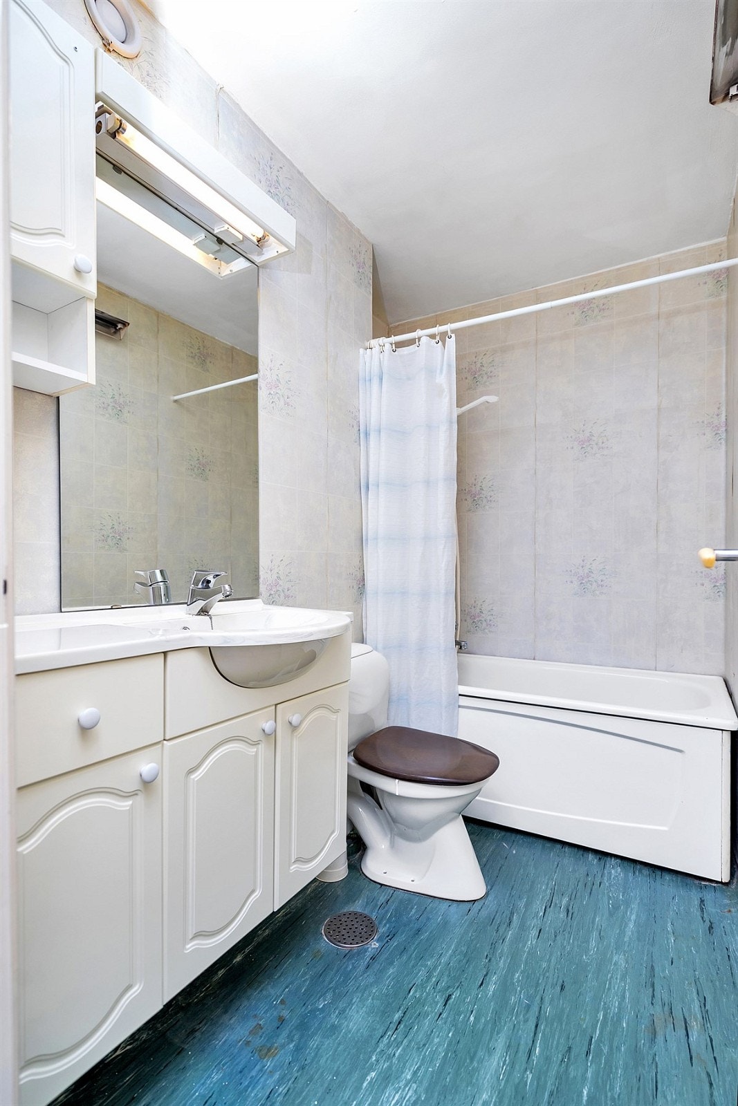 Tinnheia - Stor gjennomgående leilighet med nydelig sjøutsikt og solrik innglasset veranda. Moderniseringsbehov - Exbo Eiendomsmegling v/ Daglig leder Terje Skaara Galleribilde