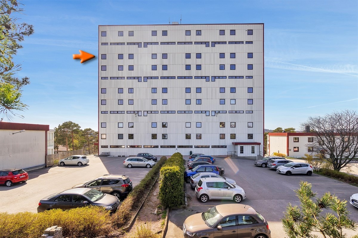 Tinnheia - Stor gjennomgående leilighet med nydelig sjøutsikt og solrik innglasset veranda. Moderniseringsbehov - Exbo Eiendomsmegling v/ Daglig leder Terje Skaara Galleribilde