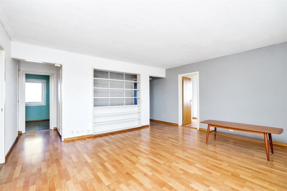 Tinnheia - Stor gjennomgående leilighet med nydelig sjøutsikt og solrik innglasset veranda. Moderniseringsbehov - Exbo Eiendomsmegling v/ Daglig leder Terje Skaara Galleribilde