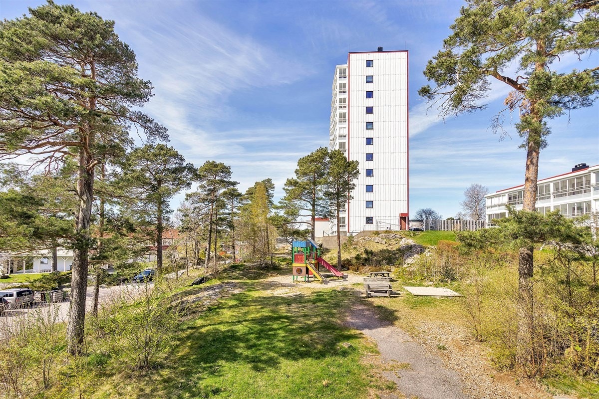 Tinnheia - Stor gjennomgående leilighet med nydelig sjøutsikt og solrik innglasset veranda. Moderniseringsbehov - Exbo Eiendomsmegling v/ Daglig leder Terje Skaara Galleribilde