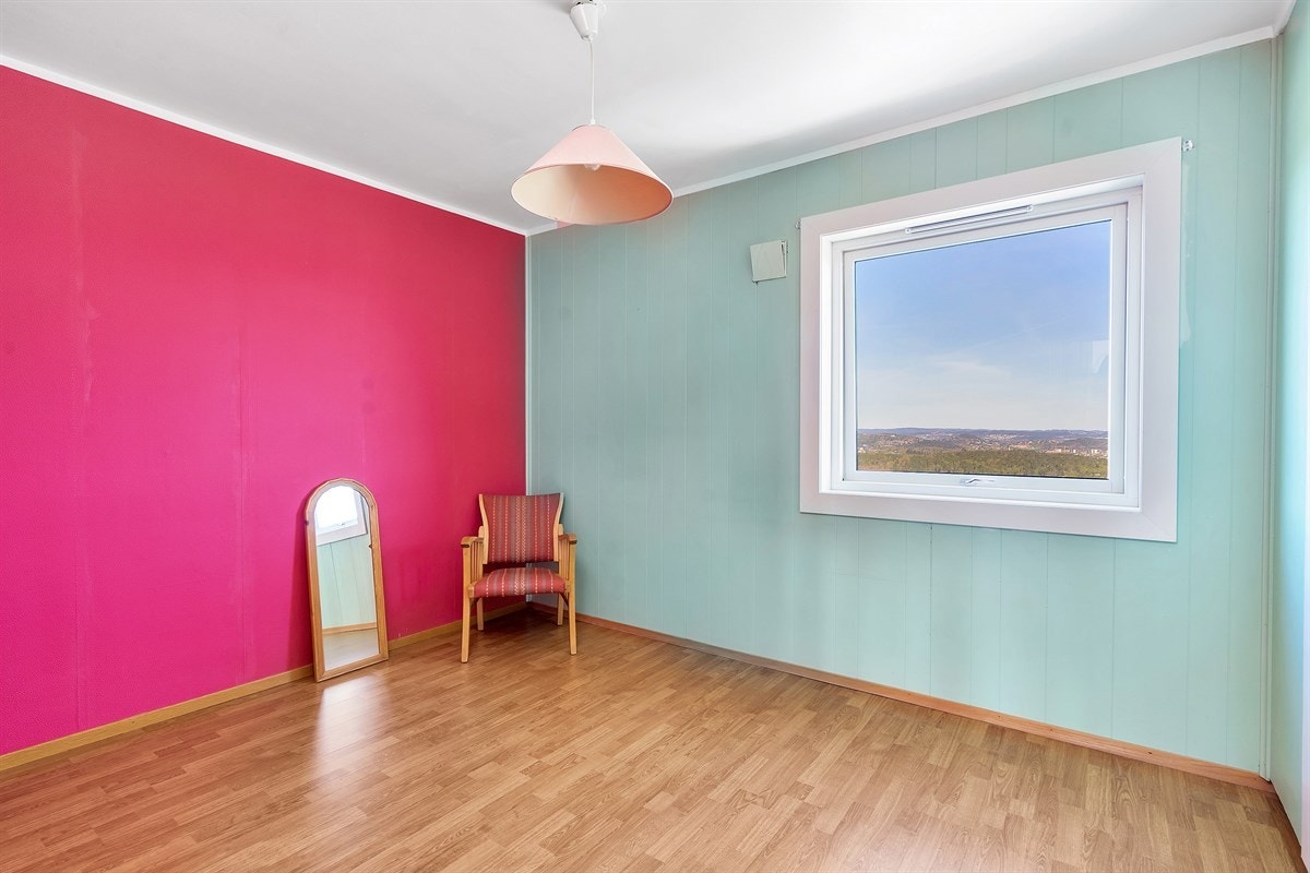 Tinnheia - Stor gjennomgående leilighet med nydelig sjøutsikt og solrik innglasset veranda. Moderniseringsbehov - Exbo Eiendomsmegling v/ Daglig leder Terje Skaara Galleribilde