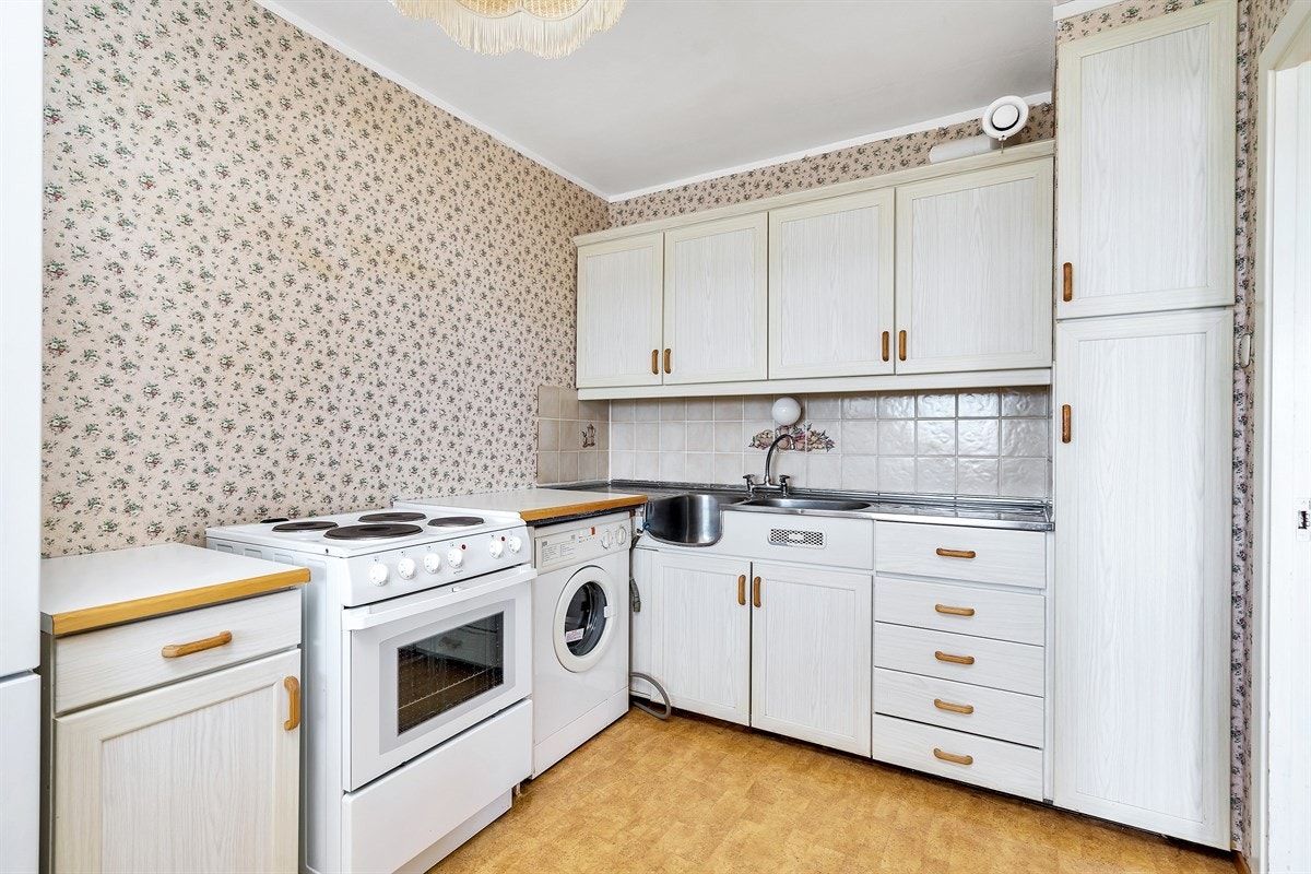 Tinnheia - Stor gjennomgående leilighet med nydelig sjøutsikt og solrik innglasset veranda. Moderniseringsbehov - Exbo Eiendomsmegling v/ Daglig leder Terje Skaara Galleribilde