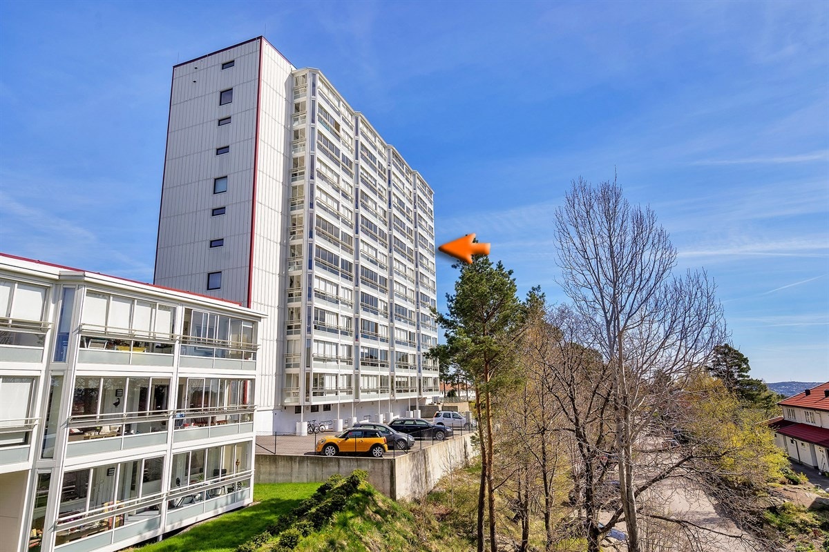 Tinnheia - Stor gjennomgående leilighet med nydelig sjøutsikt og solrik innglasset veranda. Moderniseringsbehov - Exbo Eiendomsmegling v/ Daglig leder Terje Skaara Galleribilde
