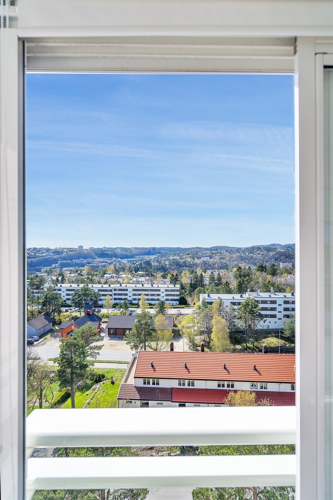 Tinnheia - Stor gjennomgående leilighet med nydelig sjøutsikt og solrik innglasset veranda. Moderniseringsbehov - Exbo Eiendomsmegling v/ Daglig leder Terje Skaara Galleribilde