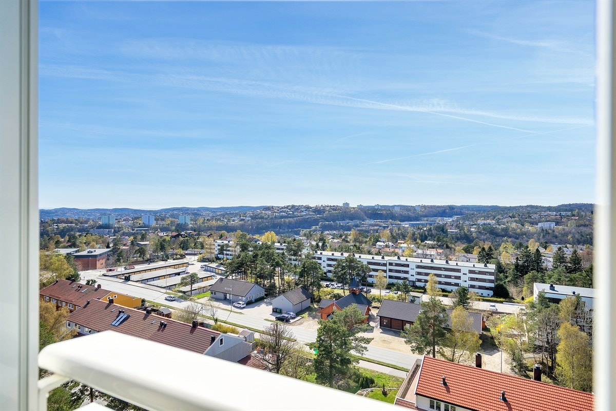 Tinnheia - Stor gjennomgående leilighet med nydelig sjøutsikt og solrik innglasset veranda. Moderniseringsbehov - Exbo Eiendomsmegling v/ Daglig leder Terje Skaara Galleribilde