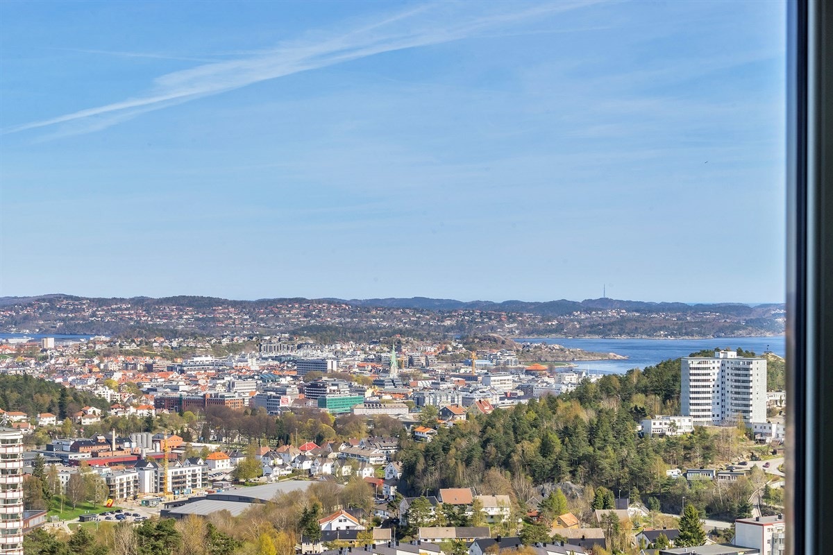 Tinnheia - Stor gjennomgående leilighet med nydelig sjøutsikt og solrik innglasset veranda. Moderniseringsbehov - Exbo Eiendomsmegling v/ Daglig leder Terje Skaara Galleribilde