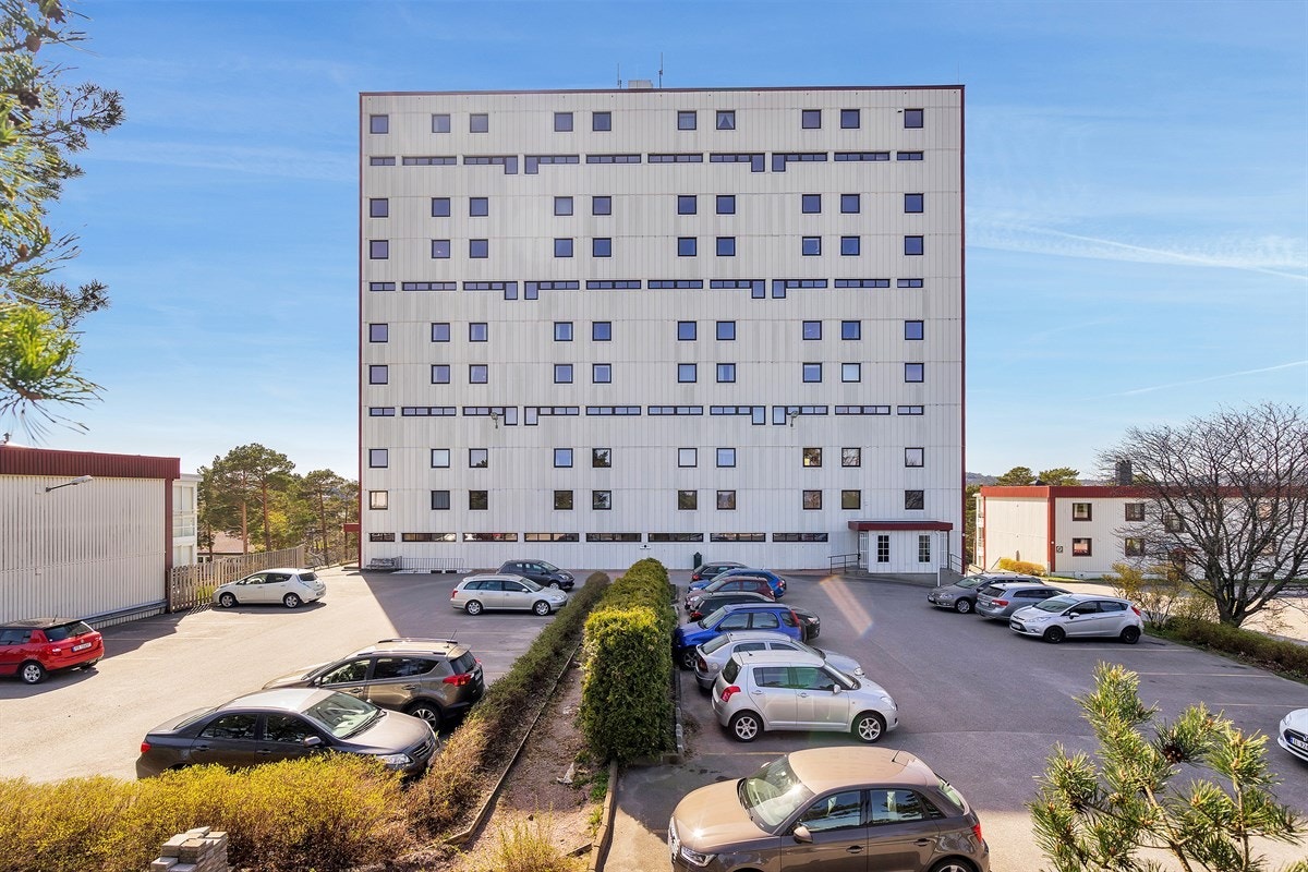 Tinnheia - Stor gjennomgående leilighet med nydelig sjøutsikt og solrik innglasset veranda. Moderniseringsbehov - Exbo Eiendomsmegling v/ Daglig leder Terje Skaara Galleribilde