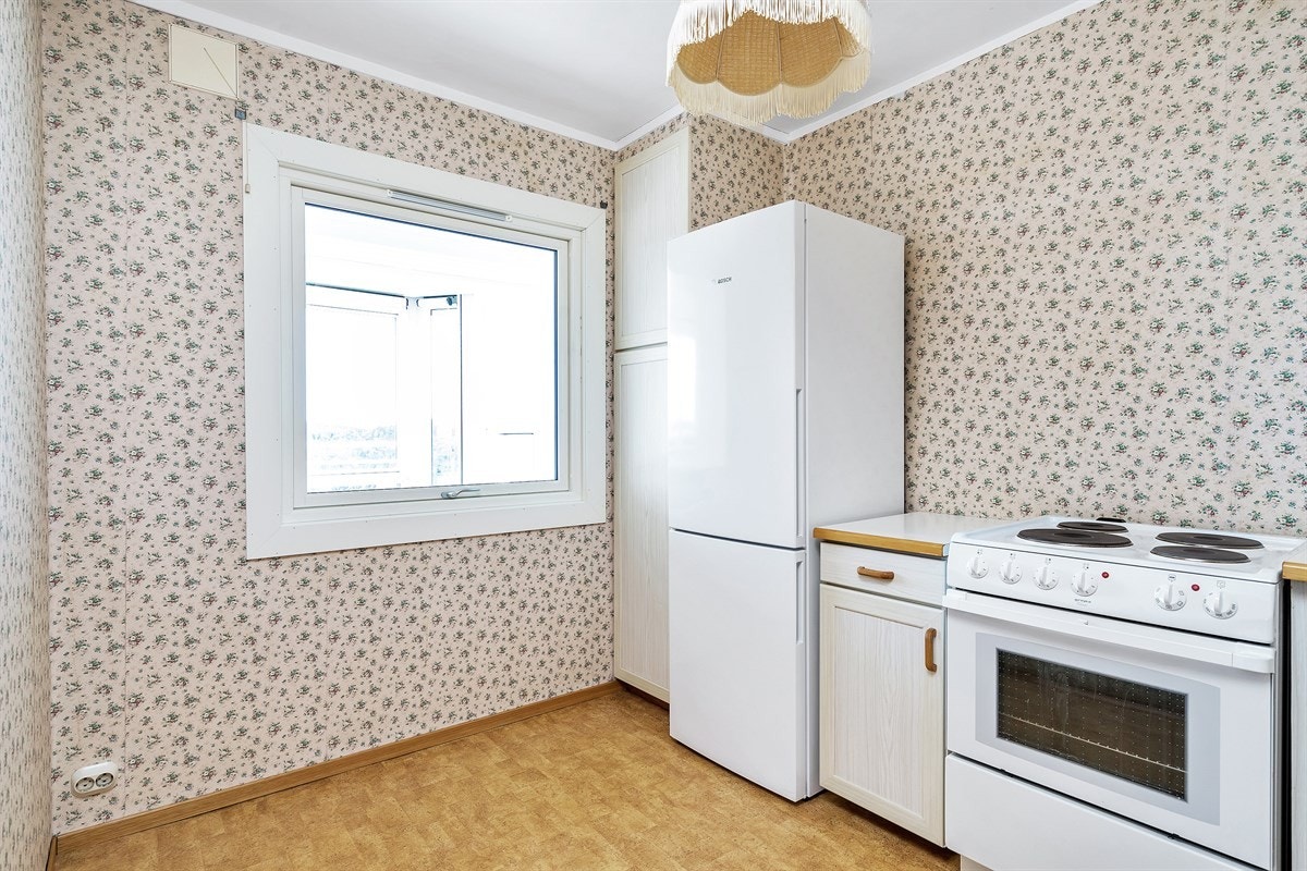 Tinnheia - Stor gjennomgående leilighet med nydelig sjøutsikt og solrik innglasset veranda. Moderniseringsbehov - Exbo Eiendomsmegling v/ Daglig leder Terje Skaara Galleribilde