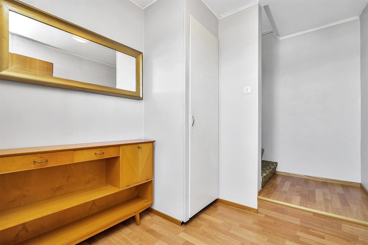 Tinnheia - Stor gjennomgående leilighet med nydelig sjøutsikt og solrik innglasset veranda. Moderniseringsbehov - Exbo Eiendomsmegling v/ Daglig leder Terje Skaara Galleribilde