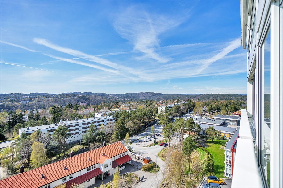 Tinnheia - Stor gjennomgående leilighet med nydelig sjøutsikt og solrik innglasset veranda. Moderniseringsbehov - Exbo Eiendomsmegling v/ Daglig leder Terje Skaara Galleribilde
