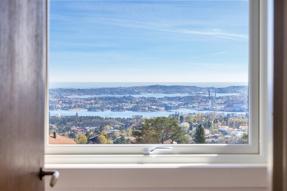 Tinnheia - Stor gjennomgående leilighet med nydelig sjøutsikt og solrik innglasset veranda. Moderniseringsbehov - Exbo Eiendomsmegling v/ Daglig leder Terje Skaara Galleribilde