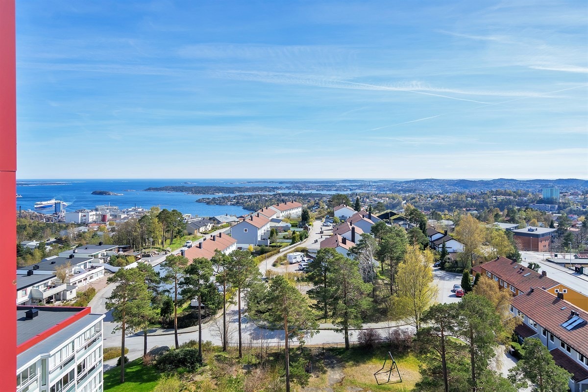 Tinnheia - Stor gjennomgående leilighet med nydelig sjøutsikt og solrik innglasset veranda. Moderniseringsbehov - Exbo Eiendomsmegling v/ Daglig leder Terje Skaara Galleribilde