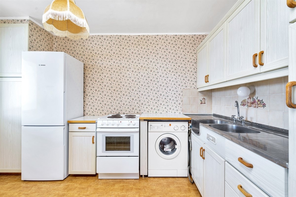 Tinnheia - Stor gjennomgående leilighet med nydelig sjøutsikt og solrik innglasset veranda. Moderniseringsbehov - Exbo Eiendomsmegling v/ Daglig leder Terje Skaara Galleribilde