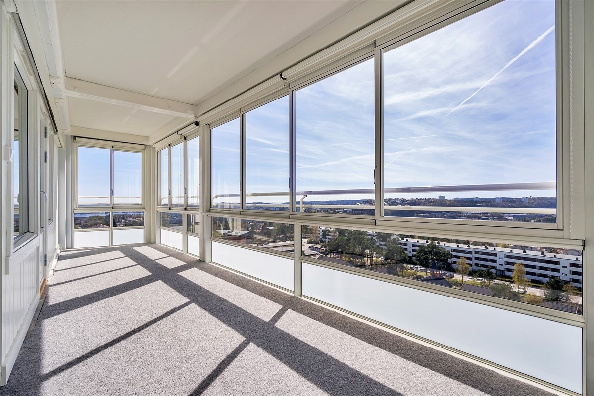 Tinnheia - Stor gjennomgående leilighet med nydelig sjøutsikt og solrik innglasset veranda. Moderniseringsbehov - Exbo Eiendomsmegling v/ Daglig leder Terje Skaara Galleribilde