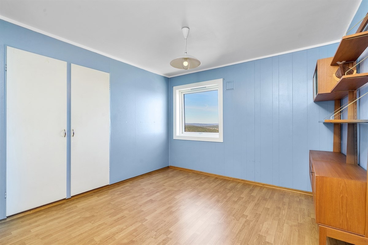 Tinnheia - Stor gjennomgående leilighet med nydelig sjøutsikt og solrik innglasset veranda. Moderniseringsbehov - Exbo Eiendomsmegling v/ Daglig leder Terje Skaara Galleribilde