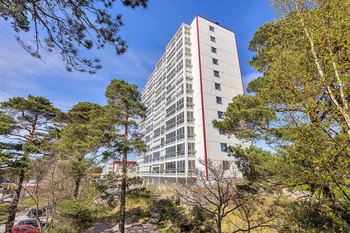 Tinnheia - Stor gjennomgående leilighet med nydelig sjøutsikt og solrik innglasset veranda. Moderniseringsbehov - Exbo Eiendomsmegling v/ Daglig leder Terje Skaara Galleribilde