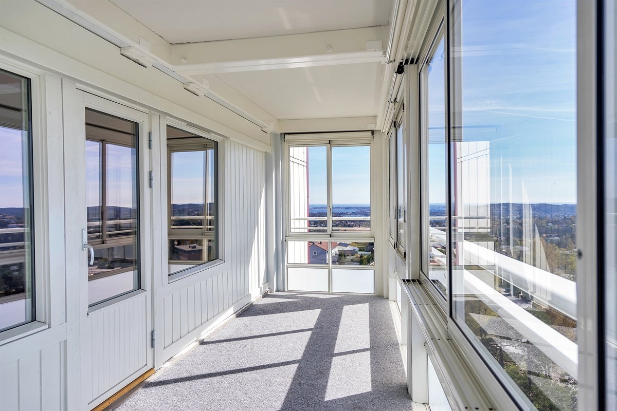 Tinnheia - Stor gjennomgående leilighet med nydelig sjøutsikt og solrik innglasset veranda. Moderniseringsbehov - Exbo Eiendomsmegling v/ Daglig leder Terje Skaara Galleribilde