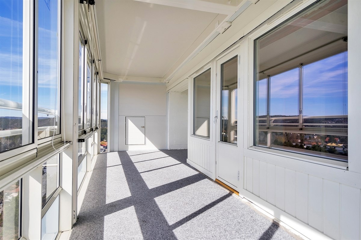 Tinnheia - Stor gjennomgående leilighet med nydelig sjøutsikt og solrik innglasset veranda. Moderniseringsbehov - Exbo Eiendomsmegling v/ Daglig leder Terje Skaara Galleribilde