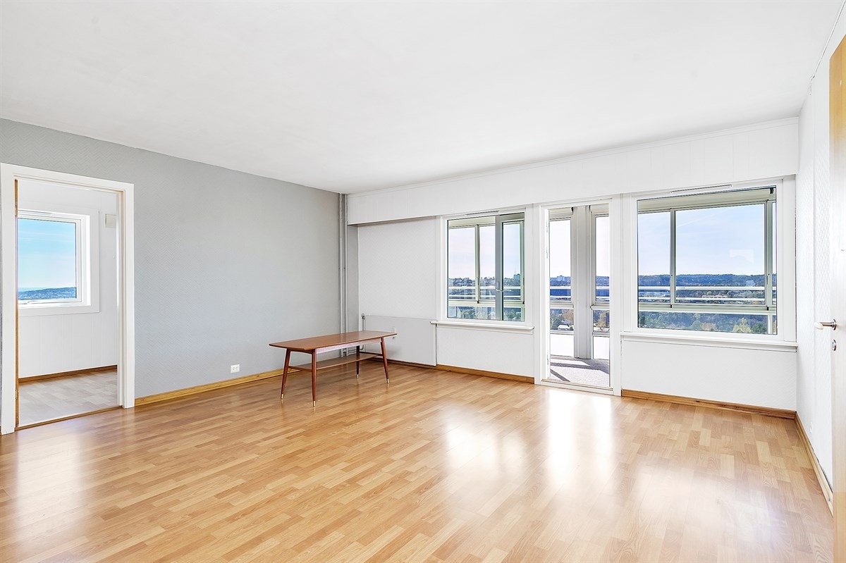 Tinnheia - Stor gjennomgående leilighet med nydelig sjøutsikt og solrik innglasset veranda. Moderniseringsbehov - Exbo Eiendomsmegling v/ Daglig leder Terje Skaara Galleribilde