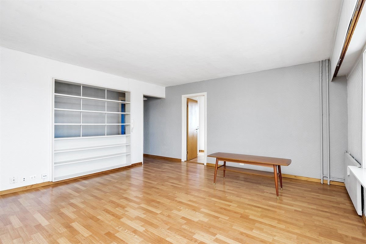 Tinnheia - Stor gjennomgående leilighet med nydelig sjøutsikt og solrik innglasset veranda. Moderniseringsbehov - Exbo Eiendomsmegling v/ Daglig leder Terje Skaara Galleribilde