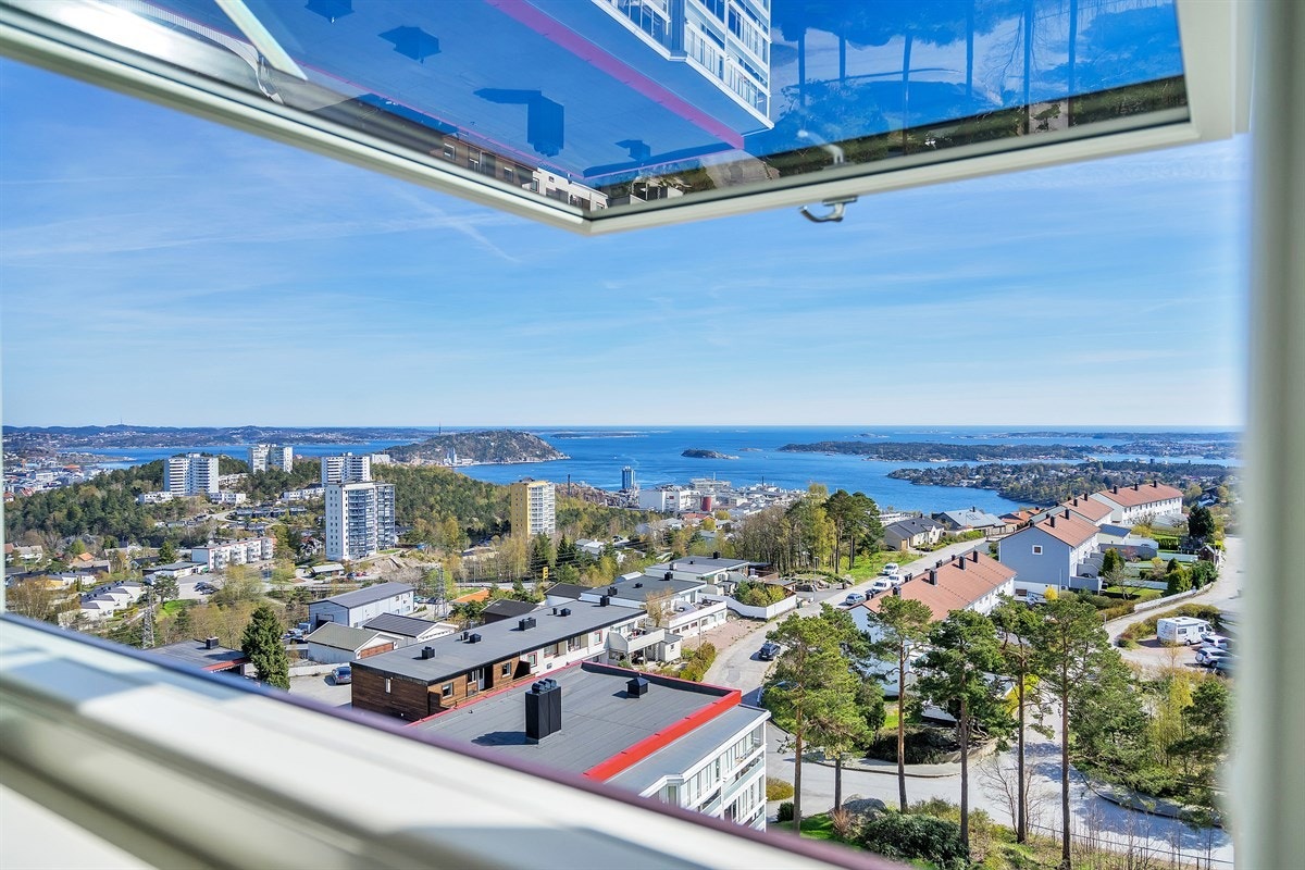 Tinnheia - Stor gjennomgående leilighet med nydelig sjøutsikt og solrik innglasset veranda. Moderniseringsbehov - Exbo Eiendomsmegling v/ Daglig leder Terje Skaara Galleribilde