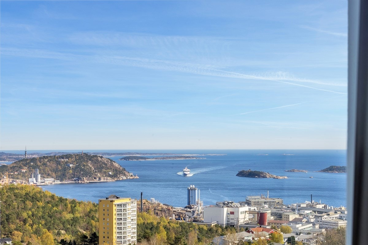 Tinnheia - Stor gjennomgående leilighet med nydelig sjøutsikt og solrik innglasset veranda. Moderniseringsbehov - Exbo Eiendomsmegling v/ Daglig leder Terje Skaara Galleribilde