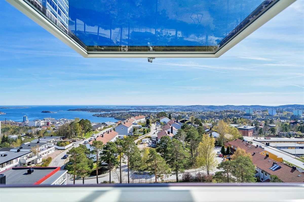 Tinnheia - Stor gjennomgående leilighet med nydelig sjøutsikt og solrik innglasset veranda. Moderniseringsbehov - Exbo Eiendomsmegling v/ Daglig leder Terje Skaara Galleribilde