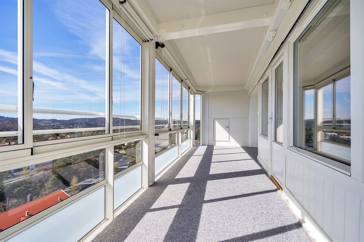 Tinnheia - Stor gjennomgående leilighet med nydelig sjøutsikt og solrik innglasset veranda. Moderniseringsbehov - Exbo Eiendomsmegling v/ Daglig leder Terje Skaara Galleribilde