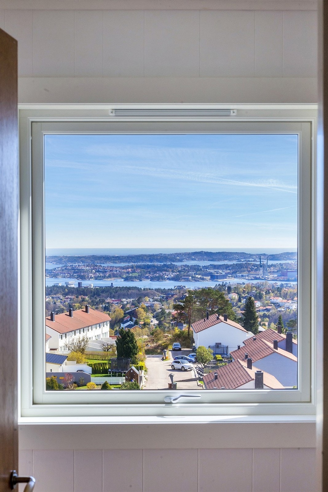 Tinnheia - Stor gjennomgående leilighet med nydelig sjøutsikt og solrik innglasset veranda. Moderniseringsbehov - Exbo Eiendomsmegling v/ Daglig leder Terje Skaara Galleribilde